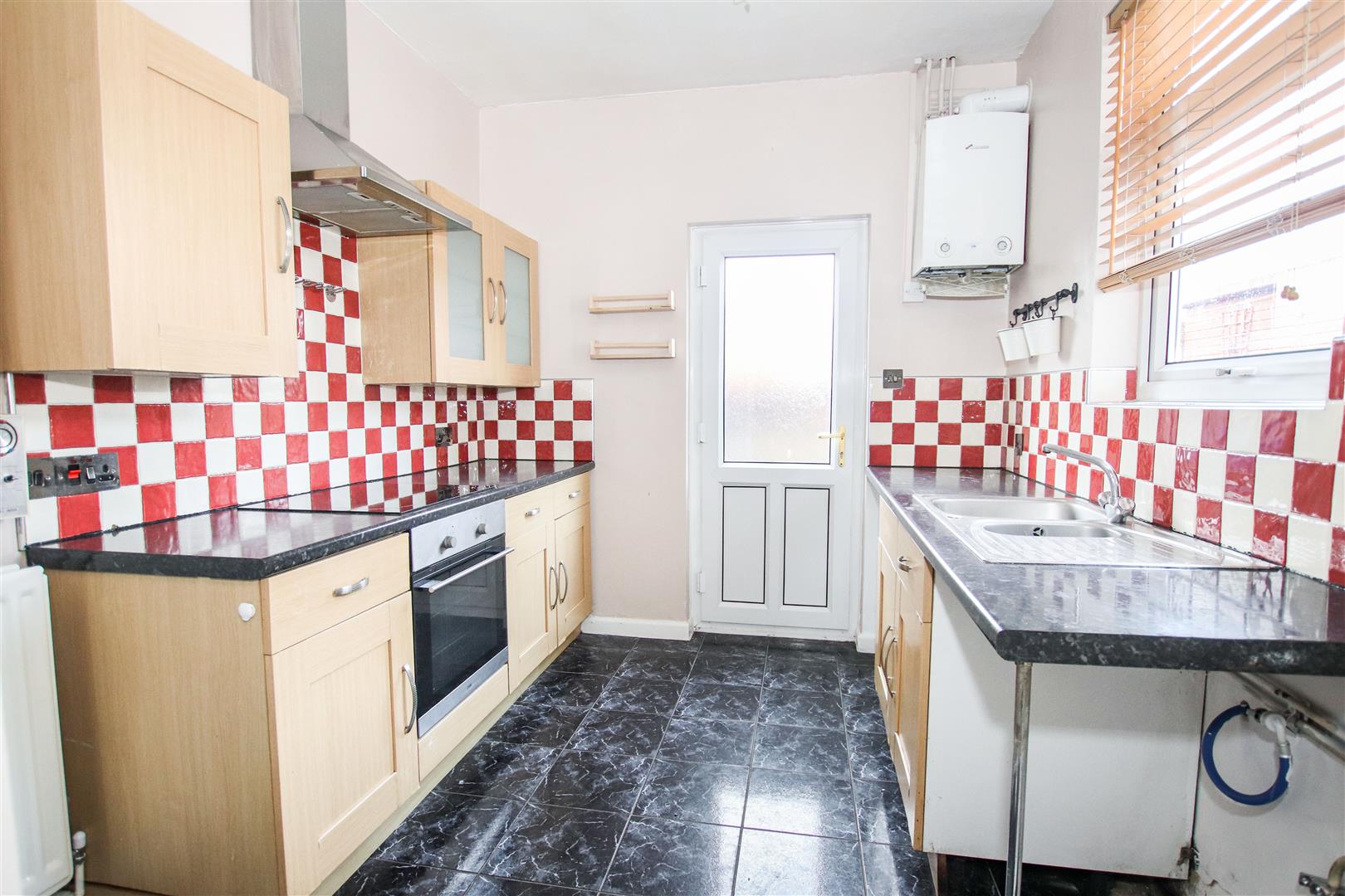 FITTED KITCHEN